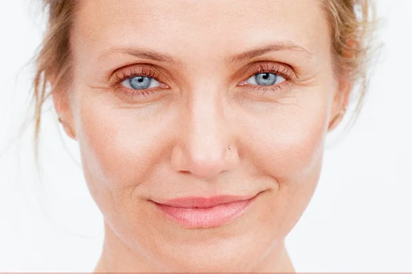 Cameron Diaz aparece sem maquiagem e sem photoshop na capa de seu novo livro