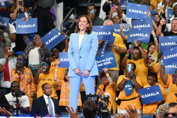 Imagem colorida de Kamala Harris - Metrópoles