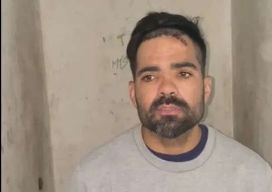 Homem branco, de cabelo curto, barba escura, de suéter claro, com parede cor de gelo ao fundo - Metrópoles