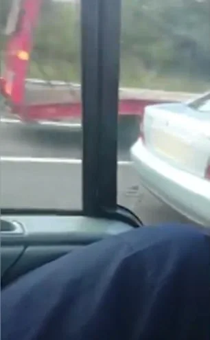 Ele acabou flagrando um casal em alta velocidade Ele acabou flagrando um casal em alta velocidade
