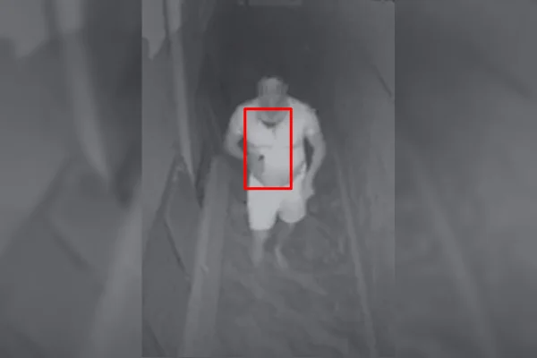 Vítima atacada fugindo