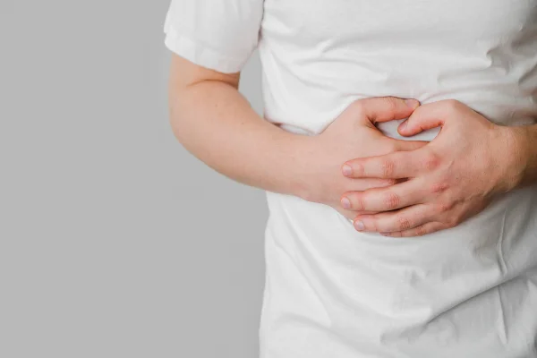 Pessoa com dor abdominal- Metrópoles