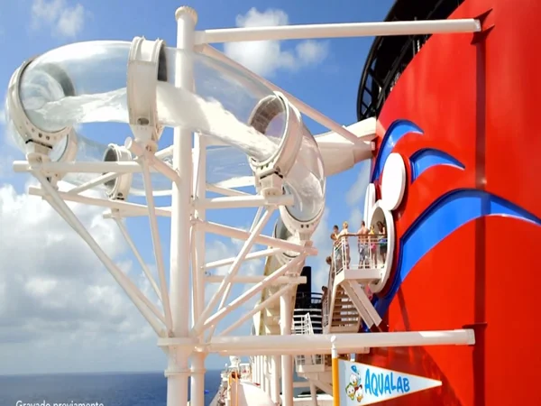 Vídeo: Disney lança a primeira montanha-russa aquática a bordo de um navio