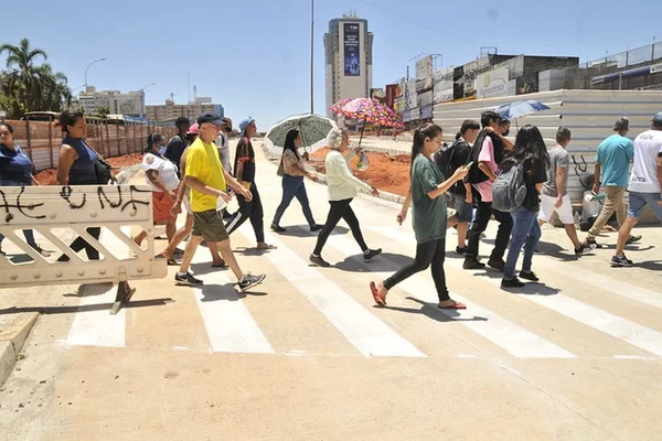 Pessoas atravessando faixa de pedestre