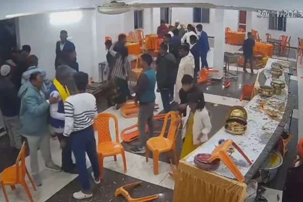 Cadeiras, chutes e socos “voam” após sobremesa acabar em casamento