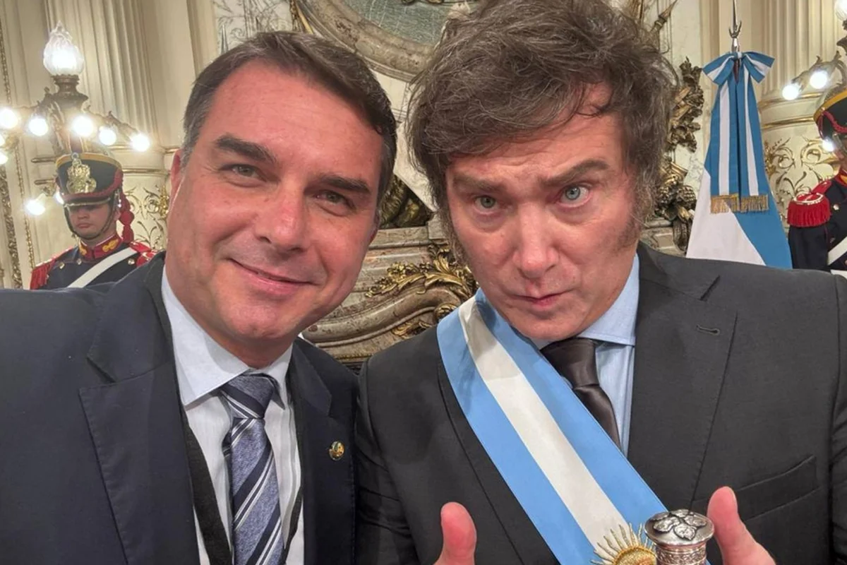 Flávio elogia Milei e diz que Brasil "voltará a ser irmão" da Argentina