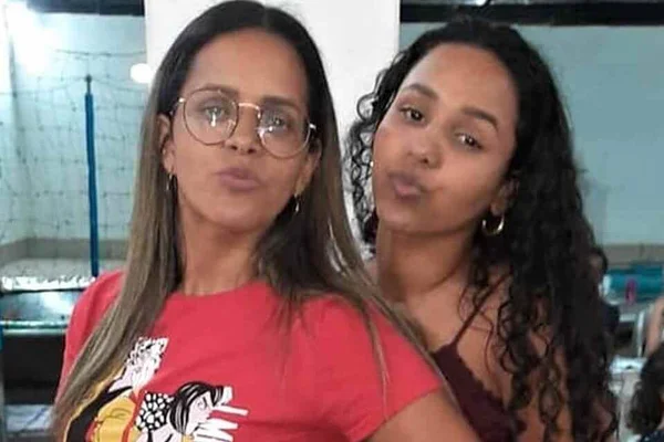 Sullen Cristina e a filha desaparecida Suyenne Cristine dos Santos Soares, de 16 anos, em Senador Camará