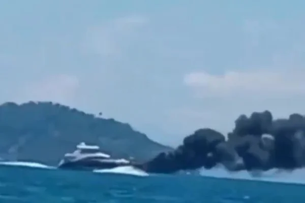 Imagem colorida e lancha pegando fogo em Angra dos Reis