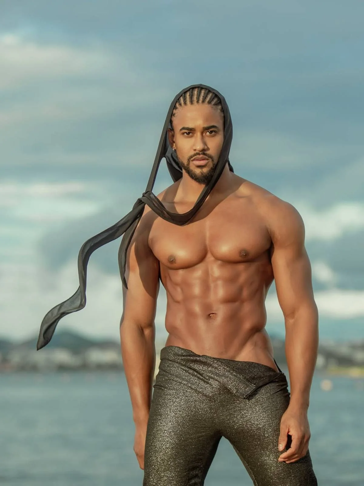 Tárcis chegou a ficar conhecido na web antes do momento que está viralizando ao lado de Anitta. Em 2023, ele venceu o concurso Mister Bahia Tárcis chegou a ficar conhecido na web antes do momento que está viralizando ao lado de Anitta. Em 2023, ele venceu o concurso Mister Bahia
