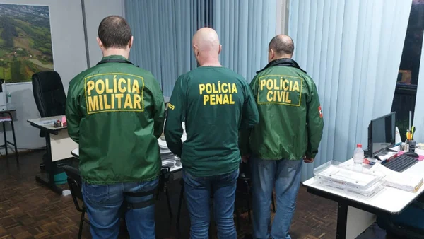 Foto colorida de agentes policias duante operação - Metrópoles