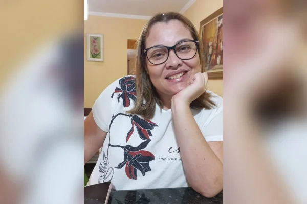 Foto de mulher sentada com mão no queixo - Metrópoles