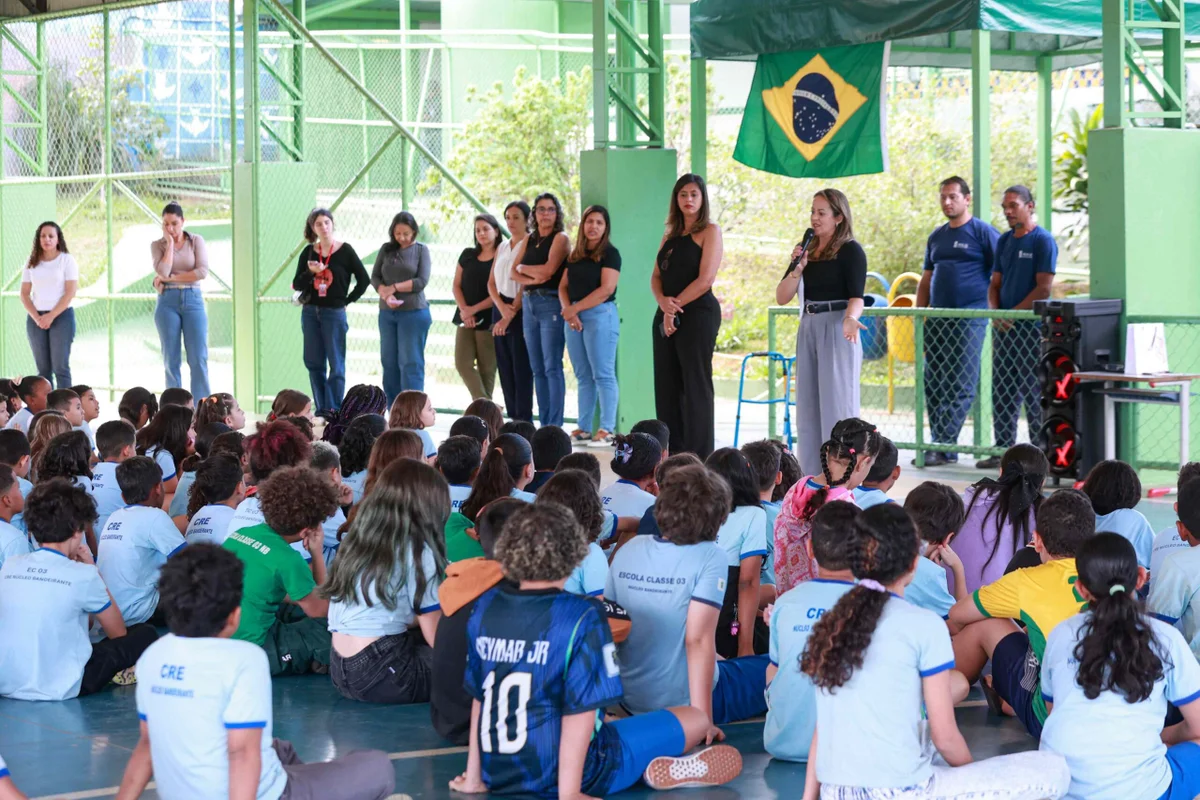 Alunos e professores da Escola Classe 03 do Núcleo Bandeirante, onde Valentina Nobre estudava, fazem homenagem à criança, que morreu devido a picada de escorpião. Alunos e professores da Escola Classe 03 do Núcleo Bandeirante, onde Valentina Nobre estudava, fazem homenagem à criança, que morreu devido a picada de escorpião.
