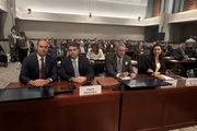 Eduardo e Flávio Bolsonaro durante audiência do USTR sobre tarifaço nos EUA Eduardo e Flávio Bolsonaro durante audiência do USTR sobre tarifaço nos EUA