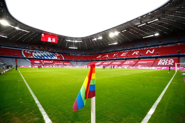 Estádio do Bayern de Munique com bandeirinha LGBT - Metrópoles