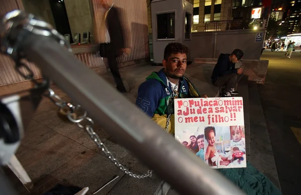 Pai se acorrenta e faz greve de fome por transplante do filho em SP