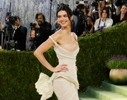 Kendall Jenner com unhas de aparência natural Kendall Jenner com unhas de aparência natural