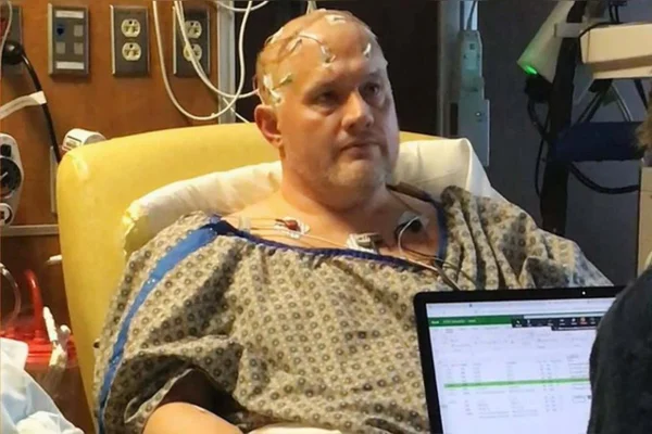 Foto de homem em hospital cm eletrodos na cabeça. Metrópoles