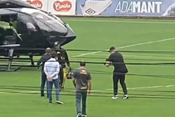 Imagem colorida de Neymar, que chegou ao treino de helicóptero- Metrópoles