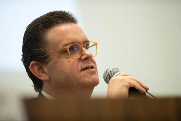 Imagem colorida de coletiva do INSS - Metrópoles