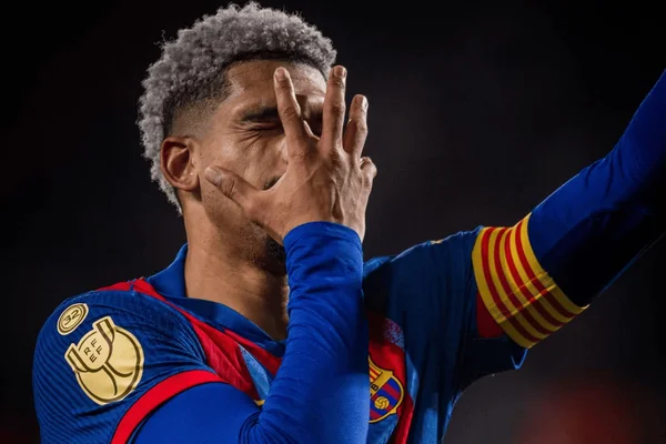 Ronald Araújo comemorando gol pelo Barcelona diante do Albacete, pela Copa do Rei