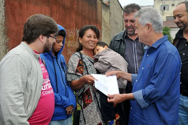 GDF entrega 106 escrituras a moradores de Brazlândia