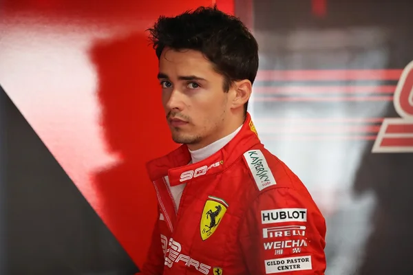 Leclerc supera Vettel e Ferrari volta a dominar treino livre