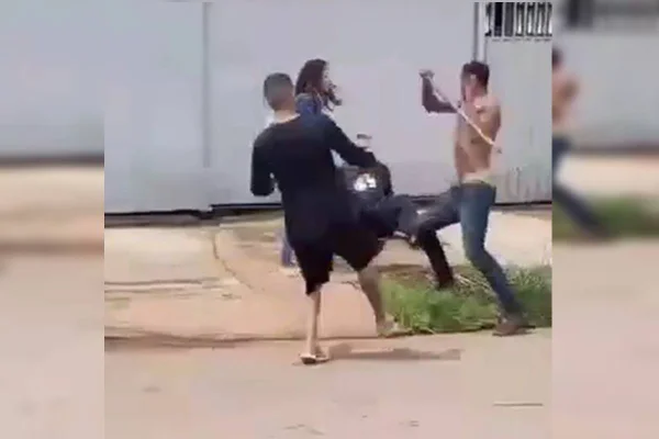 Foto colorida de homem batendo em pessoas