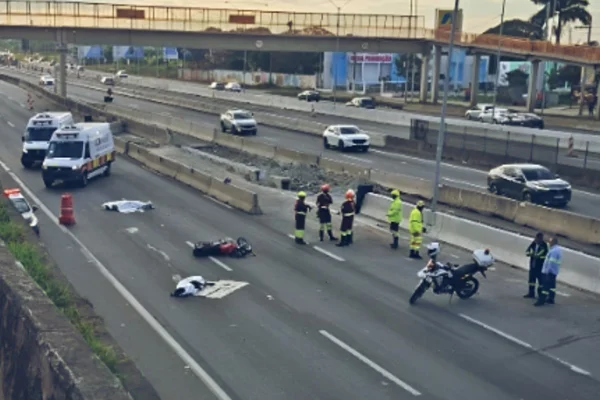 Imagem colorida de atendimento a ocorrência de casal morto em acidente de moto na Rodovia Dutra, em SP. - Metrópoles