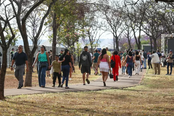 Desfile de 7 de Setembro reúne famílias na Esplanada dos Ministérios - destaque galeria