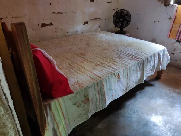 cama que menina se escondeu