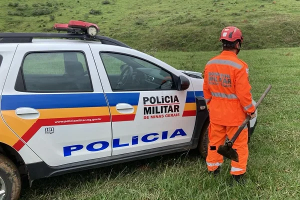 Imagem colorida mostra polícia e corpo de bombeiros no local da ocorrência em que corpo foi encontrado - Metrópoles