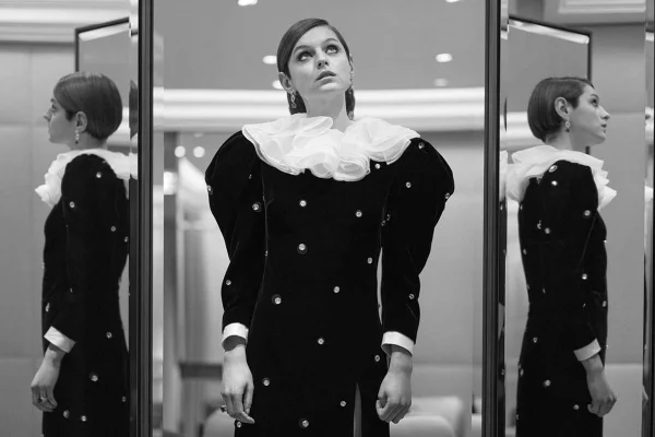 Emma Corrin de Miu Miu para o Globo de Ouro 2021