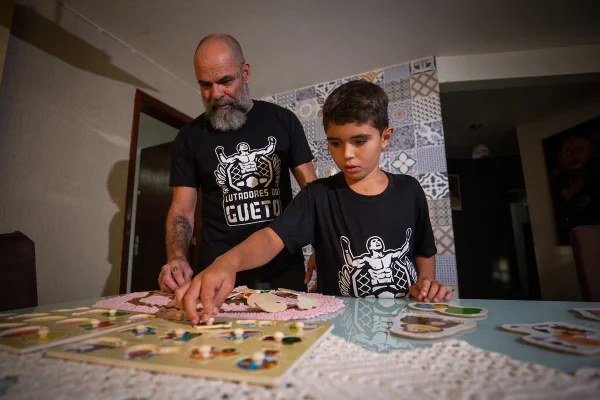Pai e filho PNE - Metrópoles