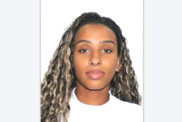 imagem colorida. Mulher presa no Rio