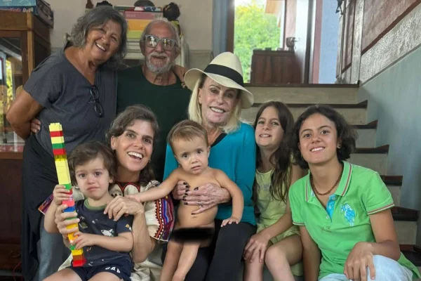 Foto colorida de Ana Maria Braga e a família - Metrópoles