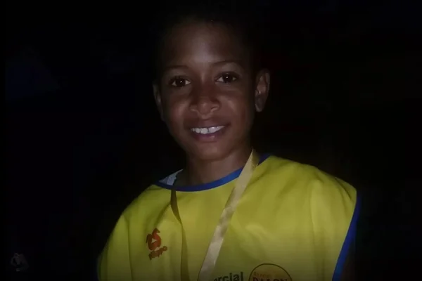 Adolescente de 13 anos morre ao usar celular ligado na tomada