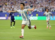 Lisandro Martinez comemora segundo gol da Argentina Lisandro Martinez comemora segundo gol da Argentina