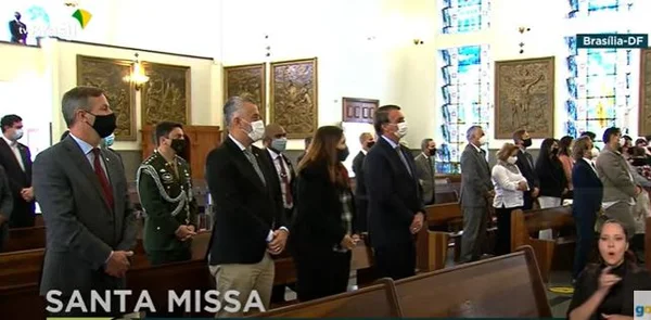 Após denúncia de propina no governo, Bolsonaro vai à missa em Brasília