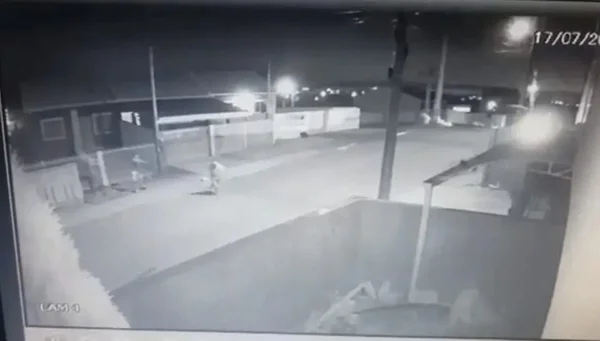 Vídeo: câmeras gravam morte do pai que levava lanche para filhos no PR