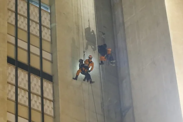 Vídeo. Bombeiros resgatam operários presos a 23 metros de altura no DF