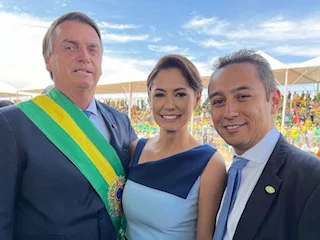 Eduardo Torres, irmão de Michelle Bolsonaro, ao lado da primeira-dama e do presidente Jair Bolsonaro