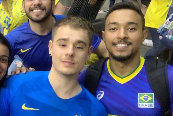 Líbero do Brasil revela namorado à mãe e reação dela o faz chorar