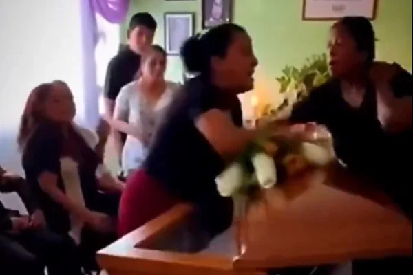 Mulheres descobrem que namoravam mesmo homem e brigam sobre caixão durante funeral - Metrópoles