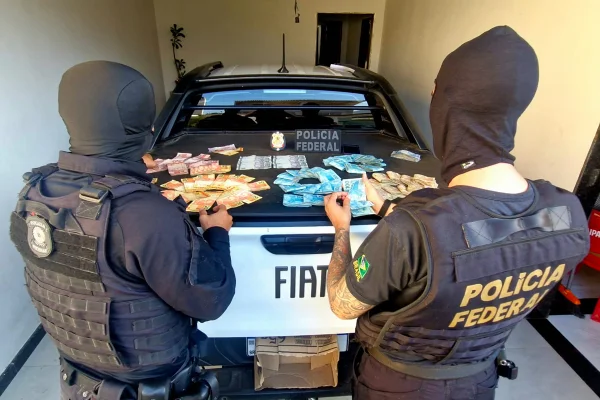 Imagem colorida de operação da PF no Espírito Santo - Metrópoles