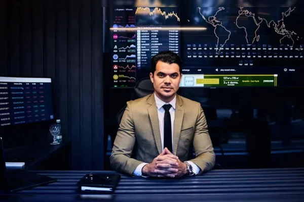 Imagem colorida mostra empresário de criptomoedas acusado de golpe financeiro de R$ 1 bilhão - Metrópoles