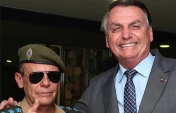 Fotografia colorida do capitão do Exército Andriely Cirino com Jair Bolsonaro