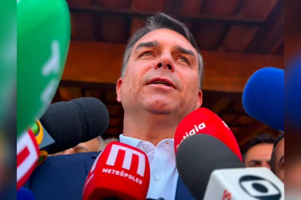 Imagem colorida, senador Flávio Bolsonaro - Metrópoles