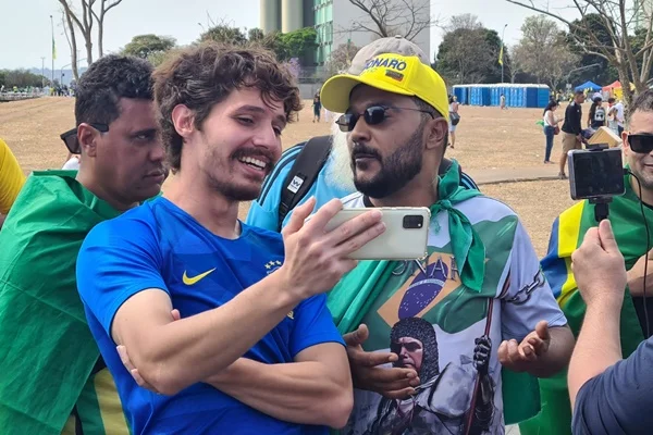 Vídeo: youtuber do “tchutchuca” provoca bolsonaristas na Esplanada