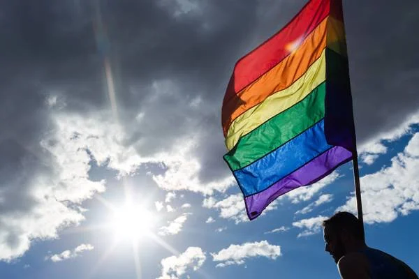 Mulher denuncia parente por xingar filha: “Já viu gay ser pessoa boa?”