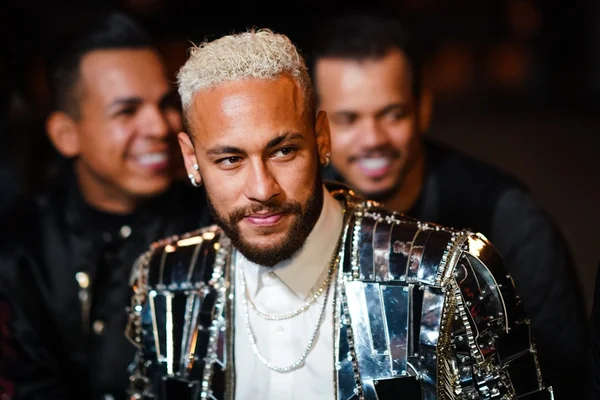 Com casaco de espelhos, Neymar rouba a cena em desfile da Balmain
